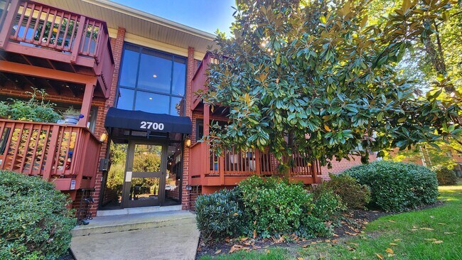 Foto del edificio - Affordable 2BR close to King St Metro