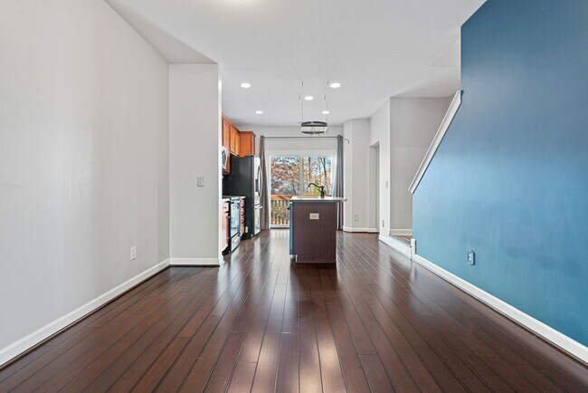 Foto del edificio - Two Story Townhome with Lower Level Minutes Away from RDU Airport!