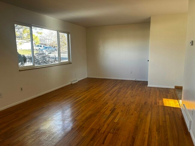 Foto del edificio - 3490 Mowry Pl