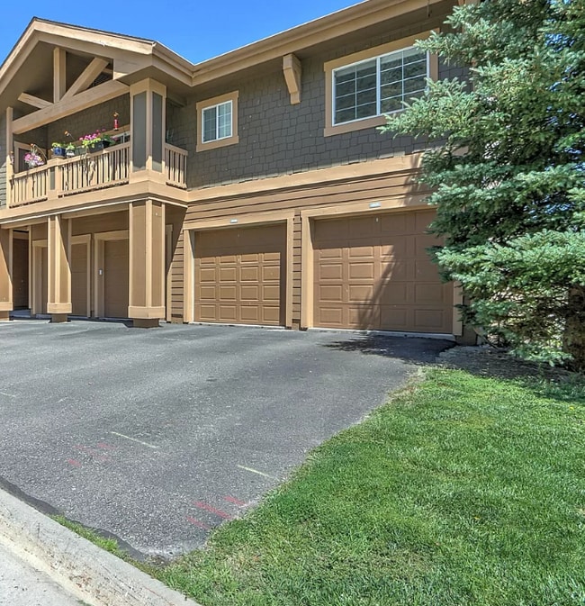Building Photo - 495 River View Dr