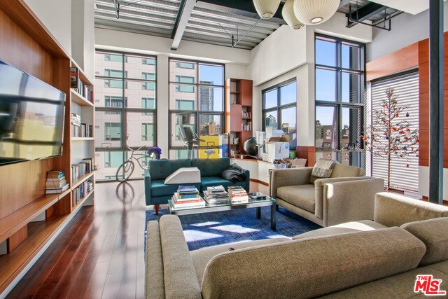Primary Photo - 330 W 11th St