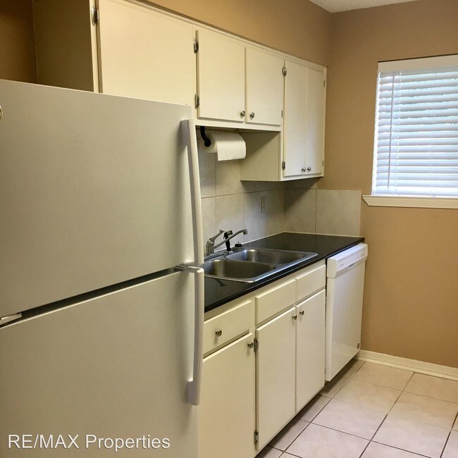 Building Photo - 2 br, 1.5 bath House - 907 Rothland St. #7C