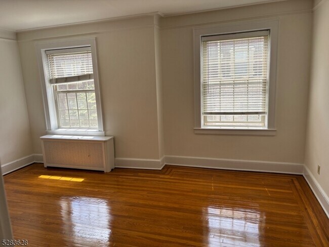 Foto del edificio - 43 Woodland Ave