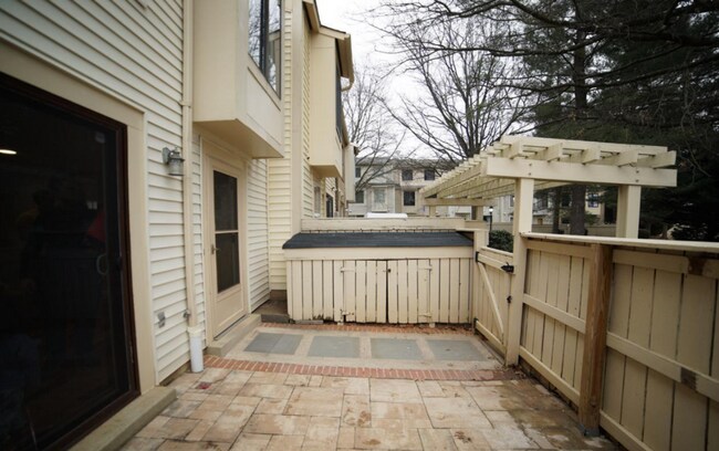 Building Photo - Lovely 2Bd/1.5Bth TH in Gaithersburg Montg...