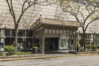 Building Photo - 110 E Delaware Pl