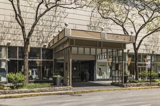 Building Photo - 110 E Delaware Pl