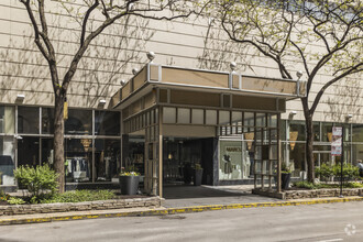 Building Photo - 110 E Delaware Pl