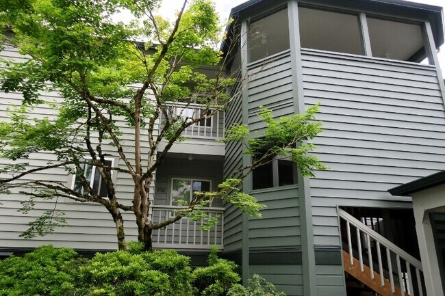 Building Photo - Beautiful Johns Landing Unit