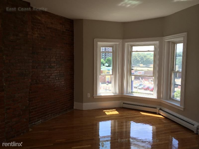 Primary Photo - 322 Warren St