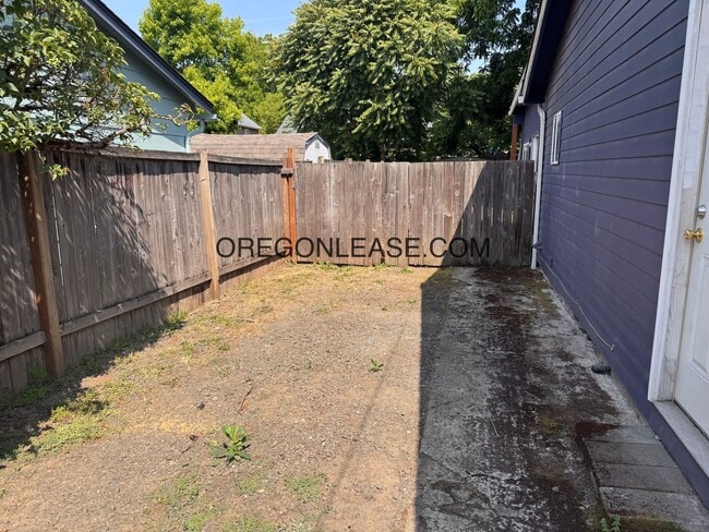 Building Photo - Large 5 bedroom North Eugene Home with lar...