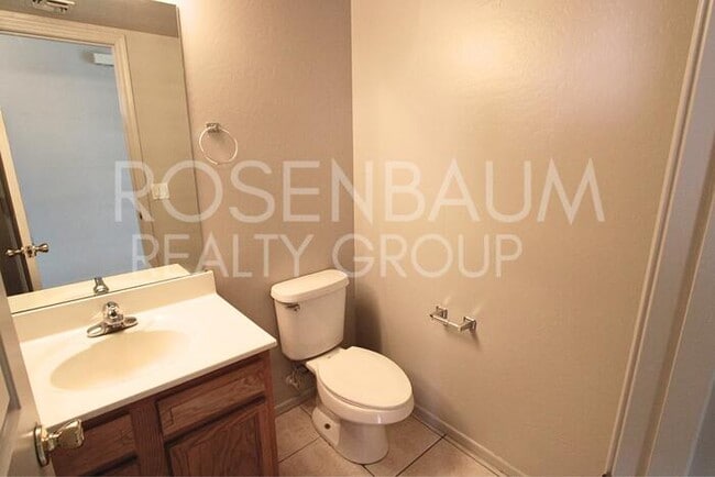 Building Photo - Beautiful 3-bedrooms, 2.5-baths townhouse ...