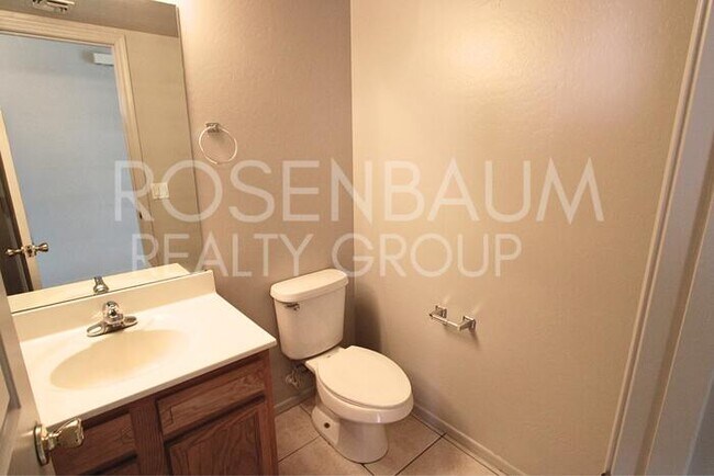 Foto del edificio - Beautiful 3-bedrooms, 2.5-baths townhouse ...