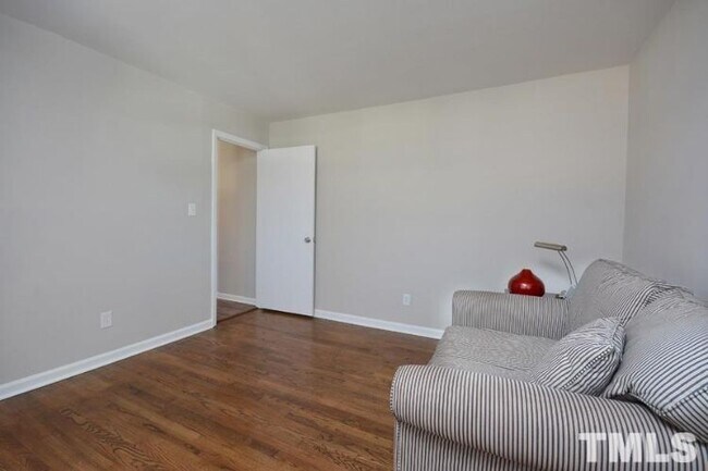 Foto del edificio - 704 Holloway St