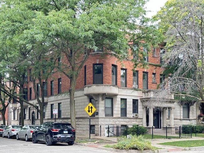 Building Photo - 854 W George St