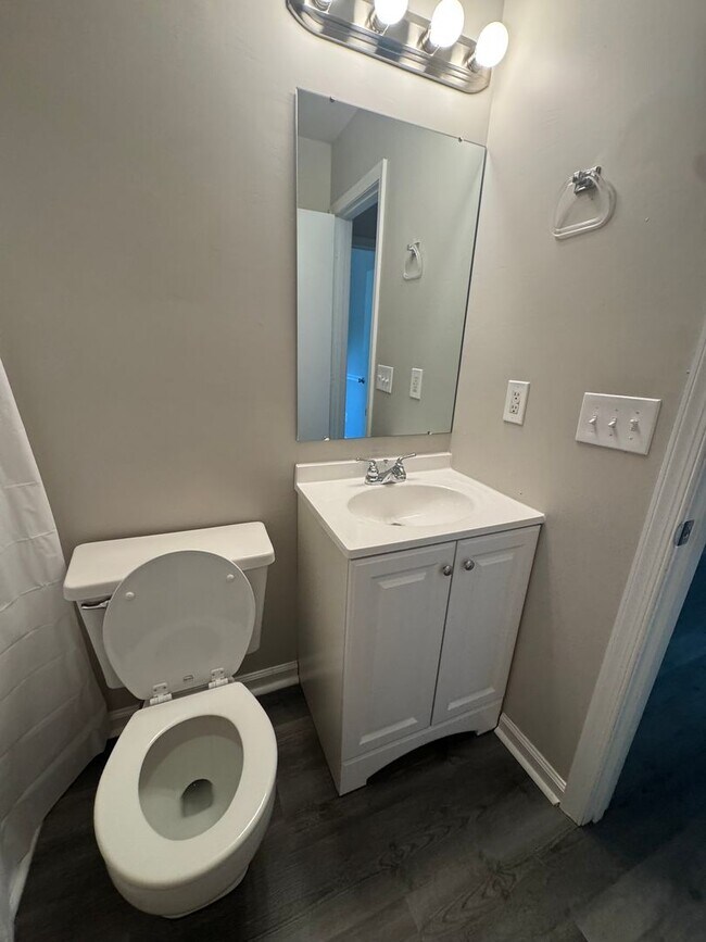 Building Photo - Great three bedroom, two bath house. Great...