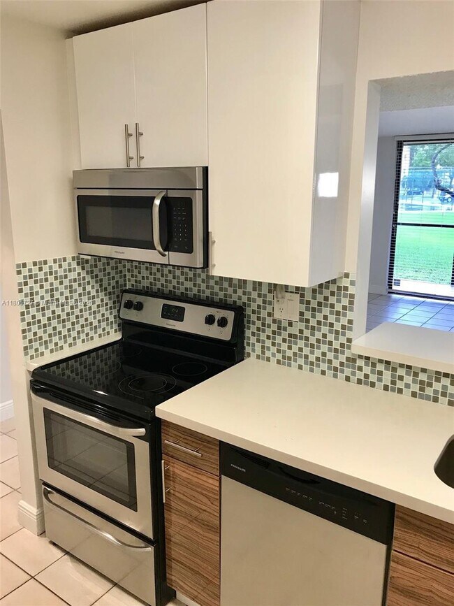 Foto del edificio - 8015 SW 107th Ave
