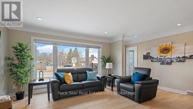 Photo du bâtiment - 28 Dale Ave