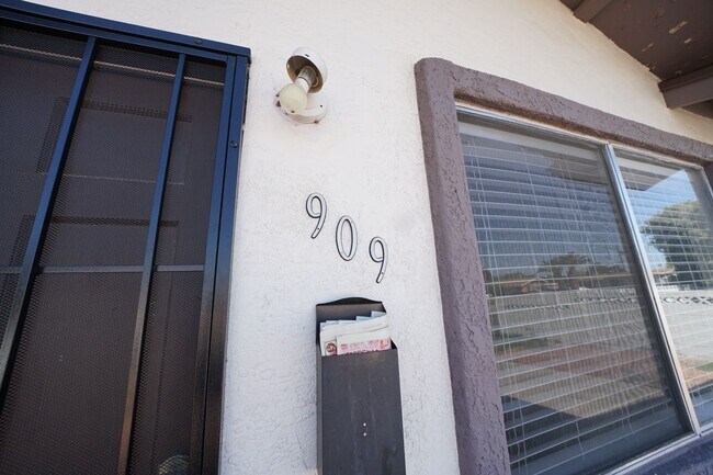 Foto del edificio - SHOWINGS AVAILABLE NOW