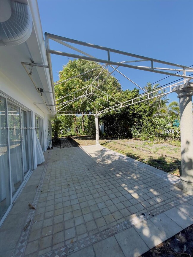 Foto del edificio - 349 NE 31st St
