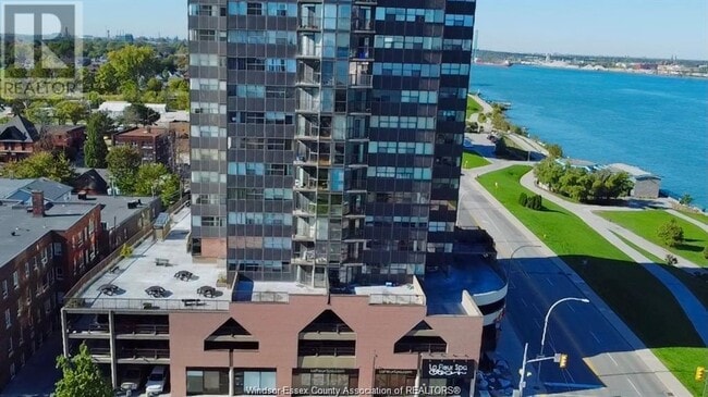 Building Photo - 515 Riverside Dr W