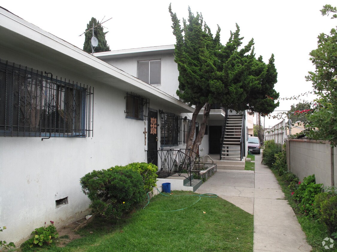 Building Photo - 826 S Larch Ave