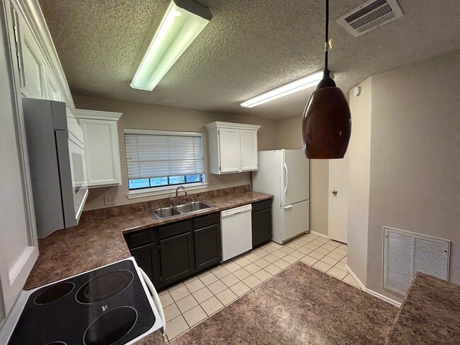 Building Photo - 2320 Aquaduct Dr