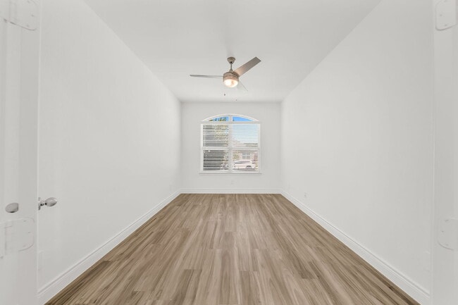 Building Photo - Stunning 4-bedroom, 3-bathroom single-stor...