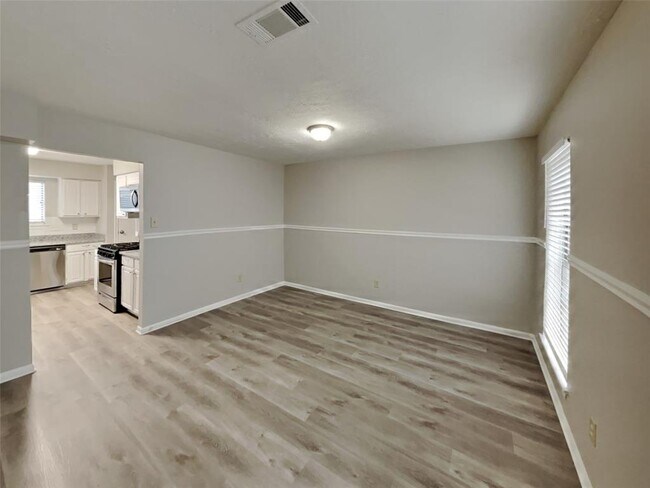 Foto del edificio - 8111 Silver Fir Dr
