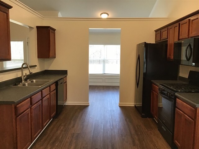 Foto del edificio - 2512 Walnut Tree Ln