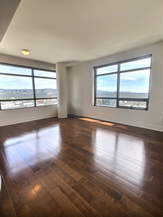 Foto del edificio - Gorgeous 2 Bedroom/2 Bathroom Condo for Rent at The 88 on the 17th Floor