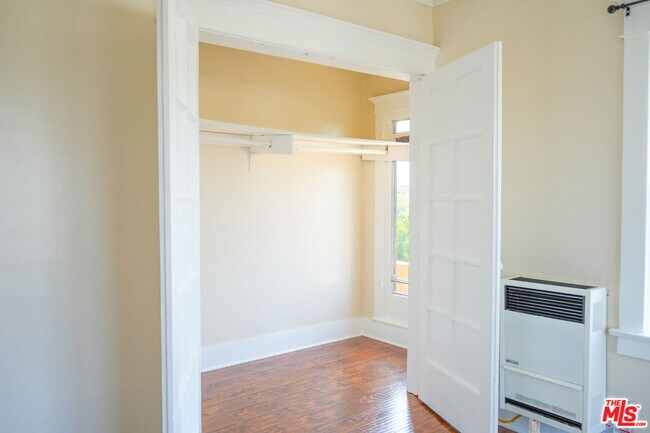 Building Photo - 1353 W 49th St