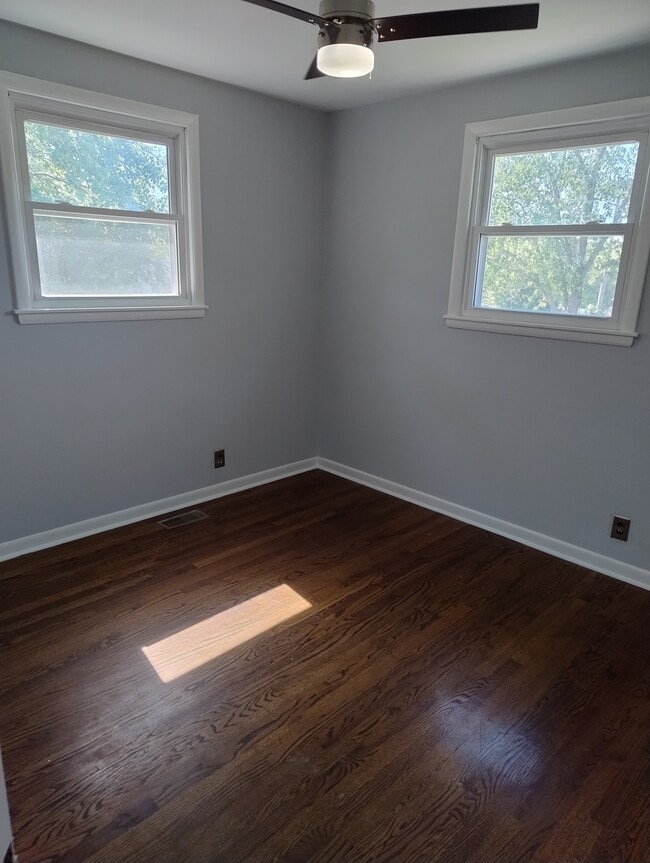 Building Photo - 121 Robinhood Cir