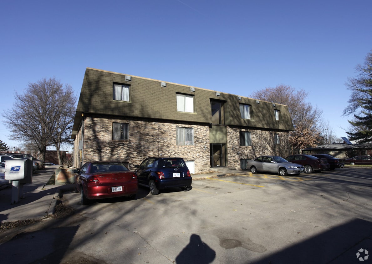 4241 Holdrege St, Lincoln, NE 68503 Apartments in Lincoln, NE