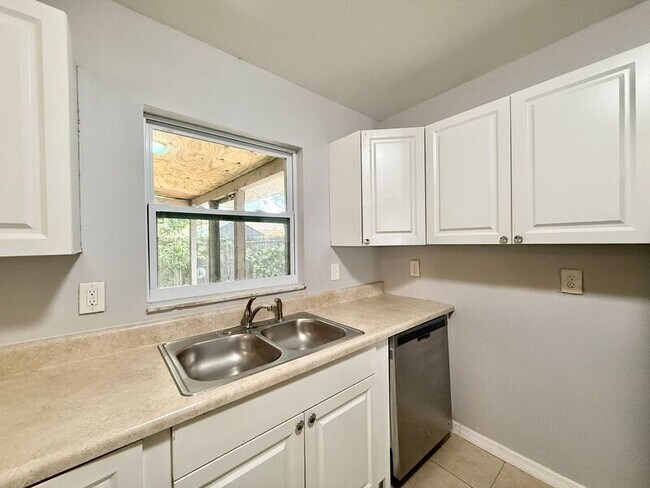 Foto del edificio - 15657 Waverly St
