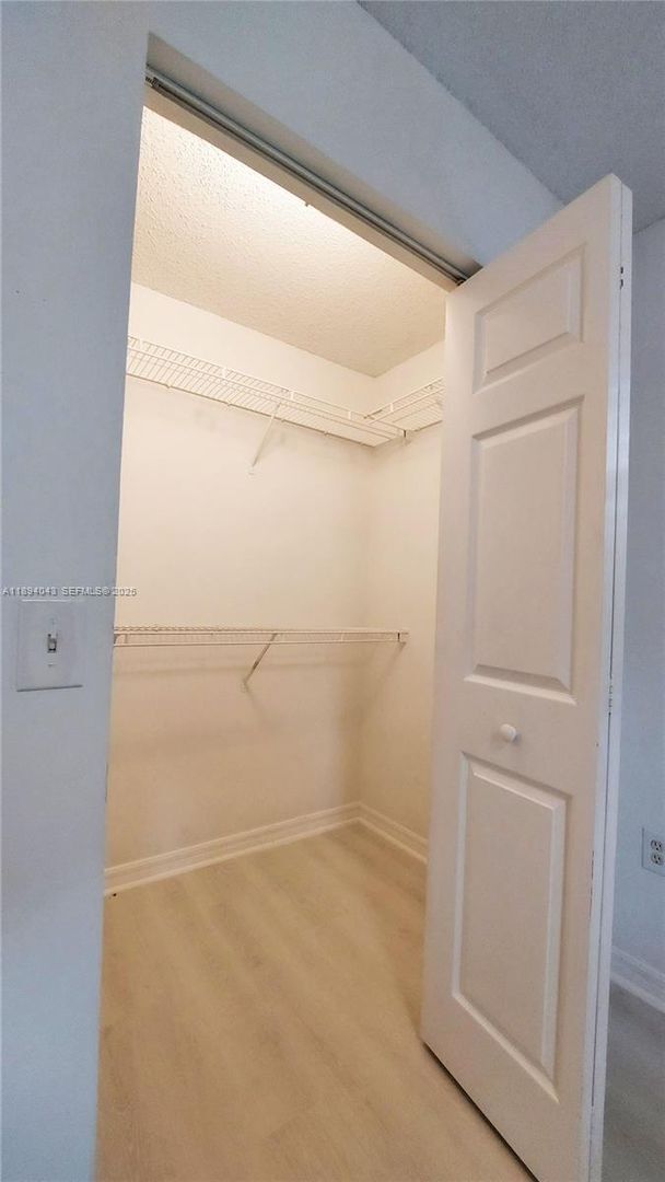 Foto del edificio - 2457 Centergate Dr