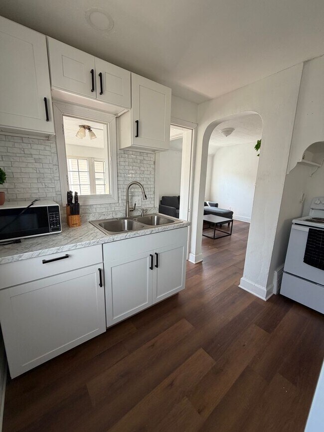 Foto del edificio - Charming Lakewood Duplex