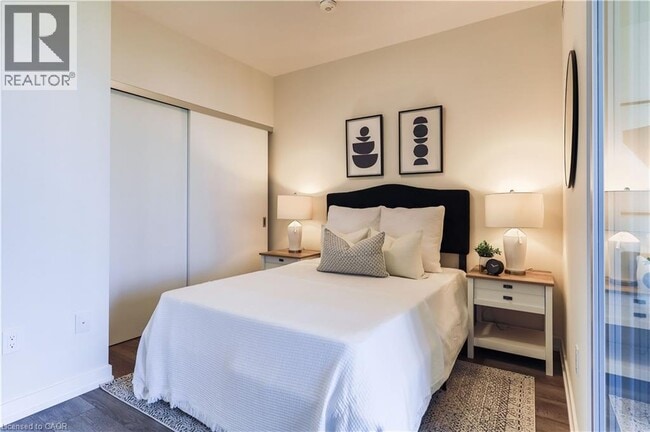 Building Photo - 15 Wellington St S