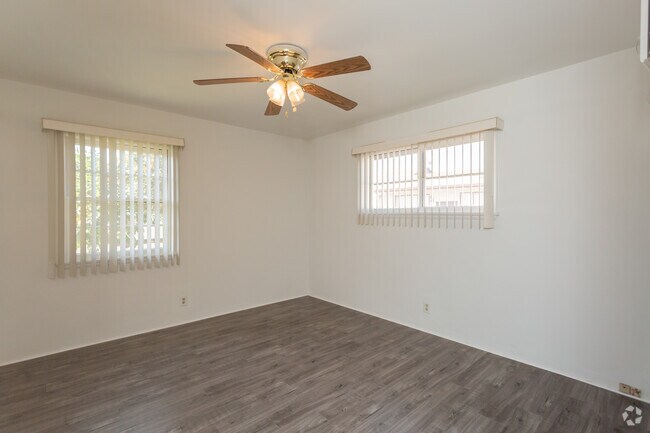 2BR, 1BA - Bedroom - 15301-15315 Woodruff Pl