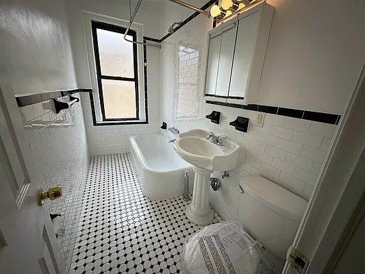 Foto del edificio - 1 bedroom in BRONX NY 10467
