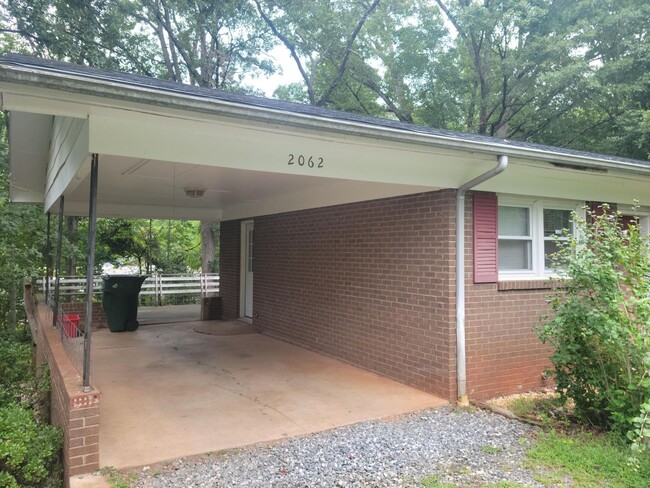 Building Photo - Three Bedroom Home in Newton