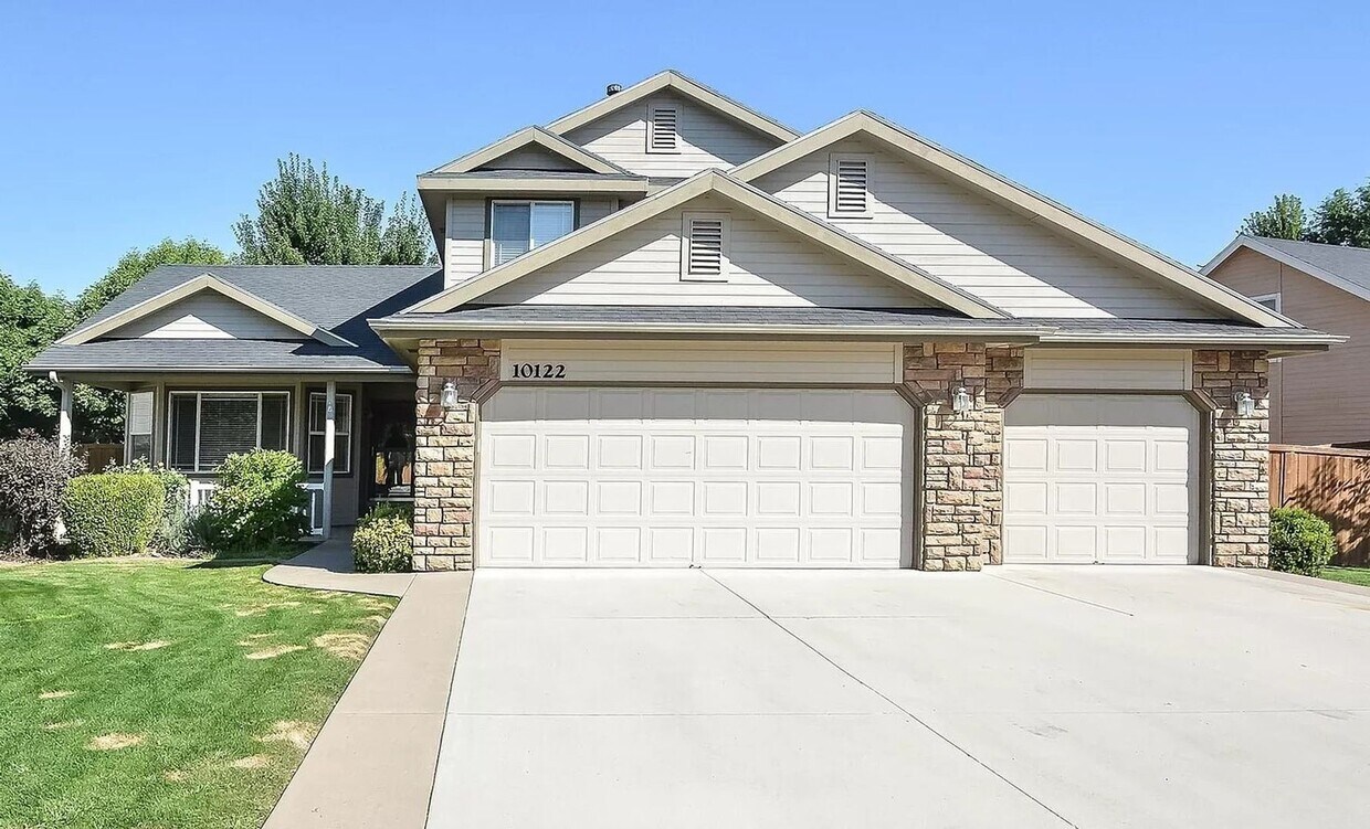 Primary Photo - Well kept 4 bed 3 bath home in the beautif...