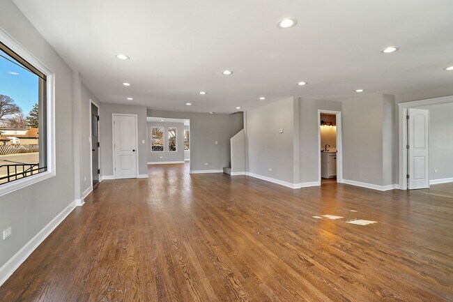 Building Photo - 1407 S Des Plaines River Rd