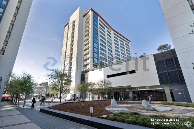 Building Photo - 250 King St