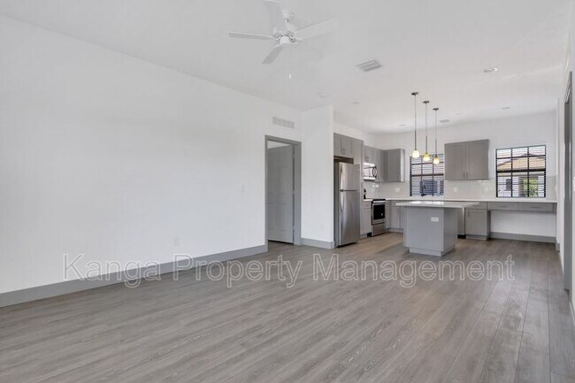 Foto del edificio - 600 NE 14th Ct