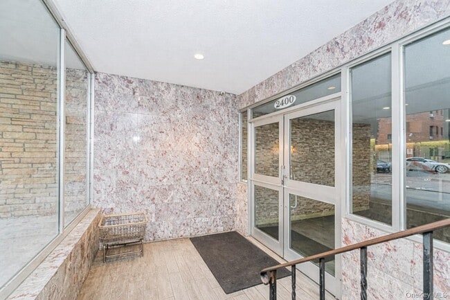 Foto del edificio - 2400 E 3rd St
