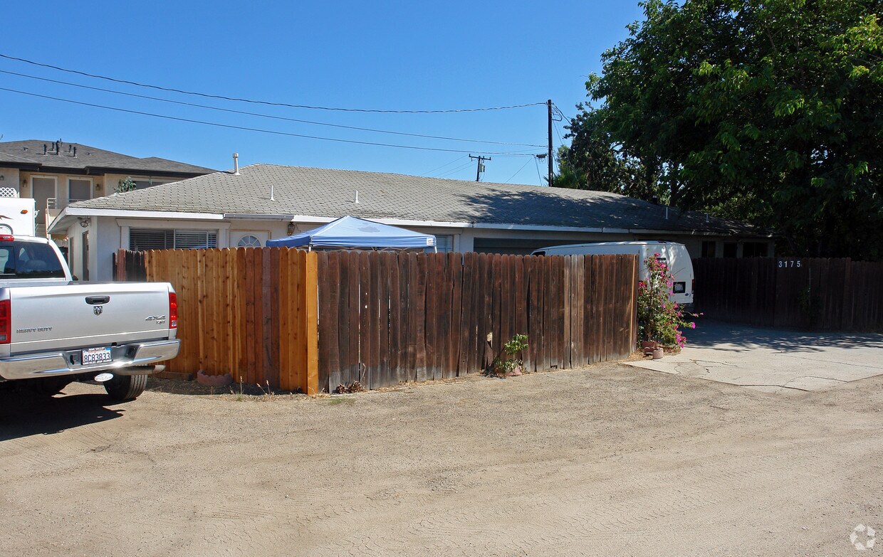 Primary Photo - 3175-3177 Los Robles Rd