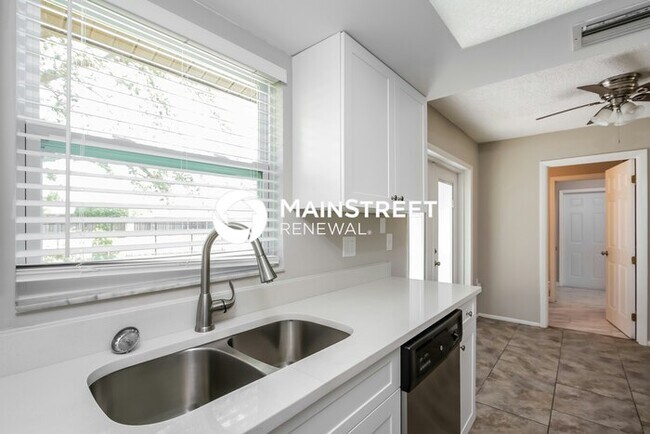Foto del edificio - 3 Bedroom Pet-Friendly Home in Sarasota, FL with Main Street Renewal