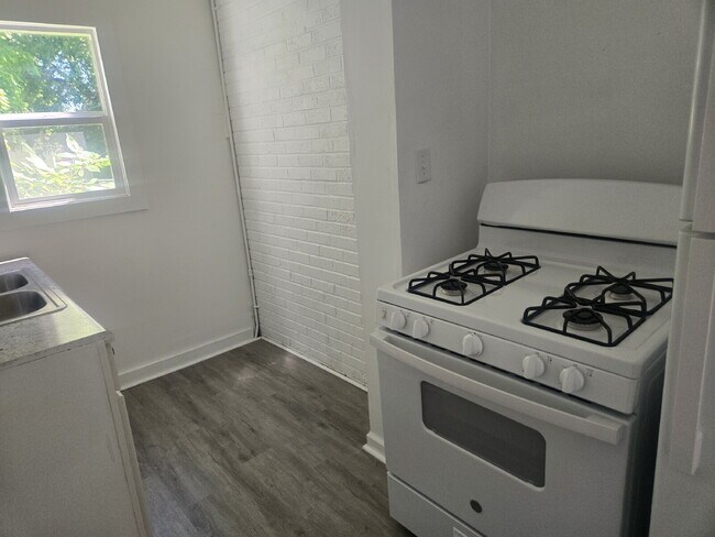 Building Photo - "Charming 2-Bed Retreat in Louisville - Cozy 700 Sq Ft at Vermont Ave!"