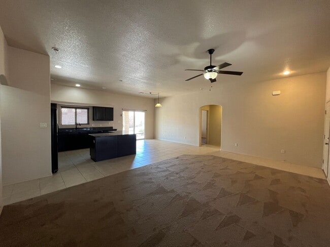 Building Photo - POOL HOME IN ESTRELLA!