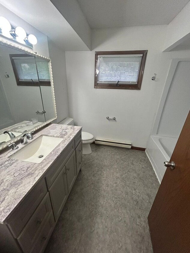 Foto principal - Updated 2BR, 1BA Brick Unit with Garage in...